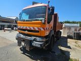 un gros camion orange garé devant un immeuble