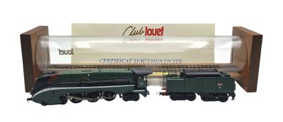 un petit train qui se trouve à côté d'une boîte