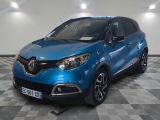 une voiture bleue garée sur le sol en damier d'un garage