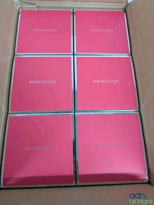 Les cartons roses sont ouverts et prêts à être remplis