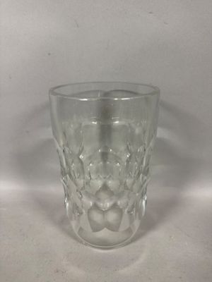 une tasse en verre posée sur une table