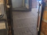 un miroir posé par terre à côté d'un tonneau en bois