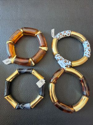trois bracelets de couleurs et de formes différentes sur un fond noir