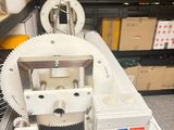 une machine posée sur une table dans une pièce