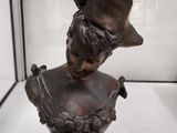 buste en bronze représentant une femme coiffée d'un chapeau