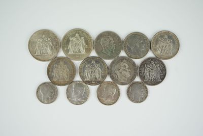 un lot de pièces de monnaie posées sur une table