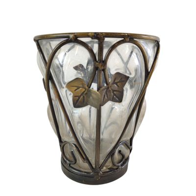 Vase en verre soufflé encadrement en fer forgé art déco.