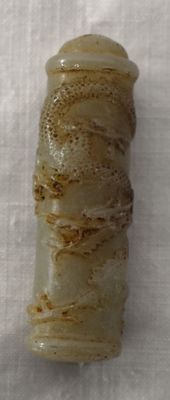 Chine Petit pendentif en jade à décor en léger bas-relief H …