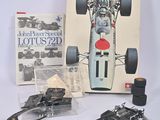 une maquette de voiture de course et un livre posés sur la table