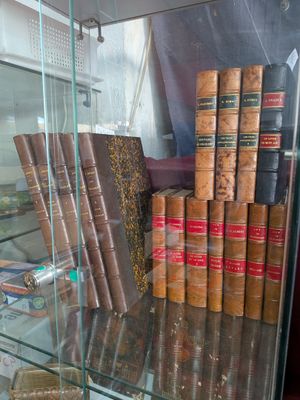 de nombreux livres anciens exposés dans une vitrine