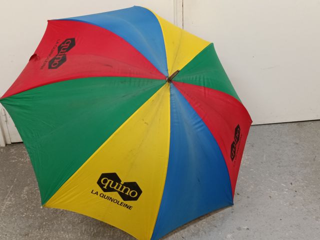 Grand parapluie La Quinoleine publicité. (rouille et taches)