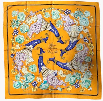 une écharpe jaune ornée d'oiseaux et de fleurs bleus