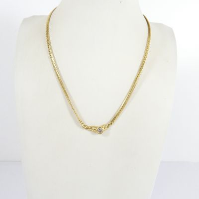 un collier à chaîne en or sur un mannequin mannequin mannequin mannequin mannequin mannequin mannequin mannequin mannequin mannequin