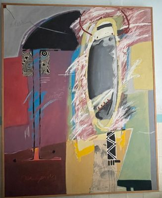 un tableau sur le mur d'une pièce avec un tableau sur le mur