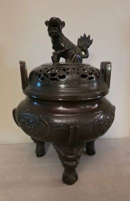 une boîte à encens en bronze ornée d'un chien