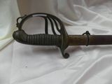 une épée posée sur un drap blanc