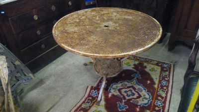 une table en osier posée sur un tapis dans un coin de la pièce
