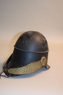 France - Casquette du feu, En tôle peinte en noir, jugulaire…