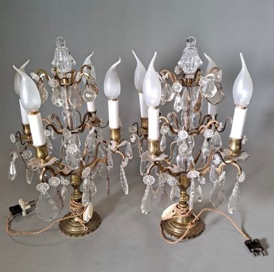 paire de chandeliers anciens en laiton et cristal, avec des bougies