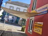 un bâtiment rouge avec une enseigne jaune sur le côté