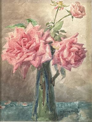 un tableau représentant des roses roses dans un vase posé sur une table