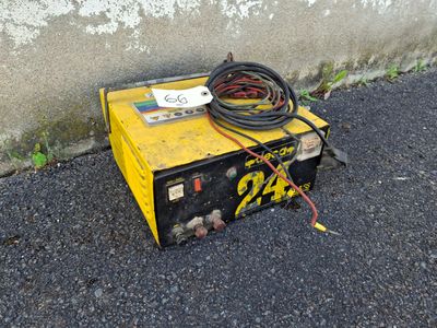 une machine jaune et noire posée par terre près d'un mur en béton