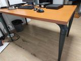 un bureau en bois sur lequel est posé un ordinateur