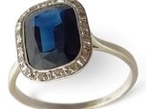 une image représentant une bague en argent sertie d'une pierre bleue