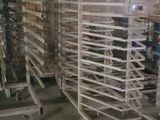 de nombreux plateaux de nourriture posés sur une étagère