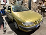 une voiture jaune garée dans un garage