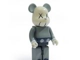 une peluche représentant un ours gris et noir avec un museau noir