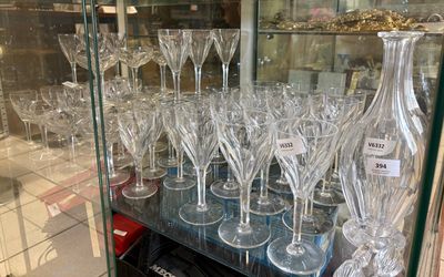 de nombreux verres à vin exposés dans une vitrine