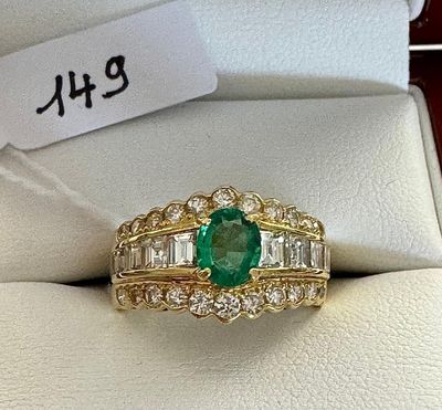 Bague en or jaune, sertie d'une Jolie Émeraude ovale de 0,69…