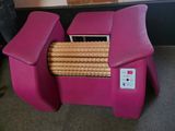 une chaise rose sur laquelle sont posés tout un tas de biscuits
