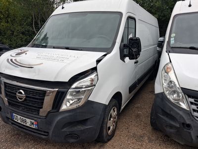 deux camionnettes blanches garées l'une à côté de l'autre dans un parking