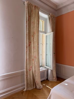 une chambre avec un lit et une fenêtre