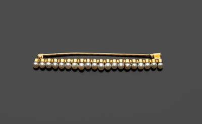 une broche en forme de barre en or et perles