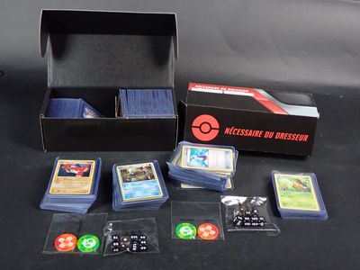 une boîte contenant des cartes et des dés, posée sur une table