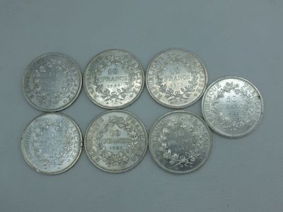 six types différents de pièces d'argent posées sur une table