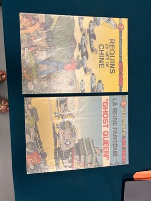 deux livres accrochés l'un à côté de l'autre sur le mur
