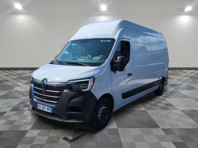 la camionnette blanche est garée sur le sol en damier d'une pièce