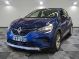 la voiture bleue est garée sur le sol en damier d'un garage