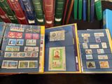 de nombreux types de timbres différents dans un classeur posé sur la table