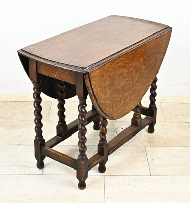 une petite table en bois avec un plateau rabattable