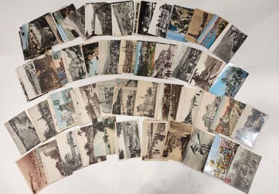 beaucoup de vieilles photos sur la table ensemble