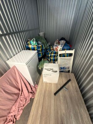 une petite pièce avec un lit et un bureau