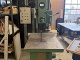 une photo d'une machine dans un atelier où il y a beaucoup de bois