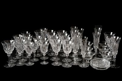 beaucoup de verres à vin posés sur la table