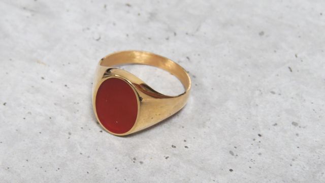 Bague en or jaune 750 millièmes ornée au centre d'une plaque de c...