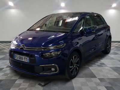 une citrole bleue garee sur le sol en damier d'un garage